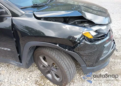 2022 Jeep Compass Latitude Lux 4X4 z USA, uszkodzony, nr VIN 3C4NJDFBXNT141932